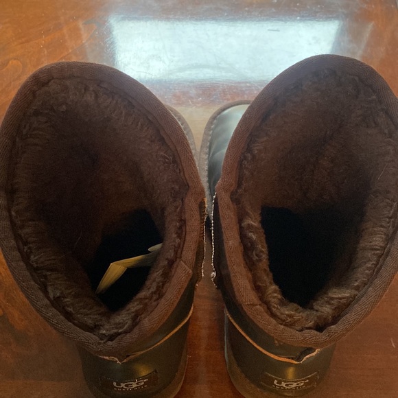 - 🦊Ugg NWOT Big Kids leather studded boots. EUC. All studs in place. 👏 - Picture 9 of 16